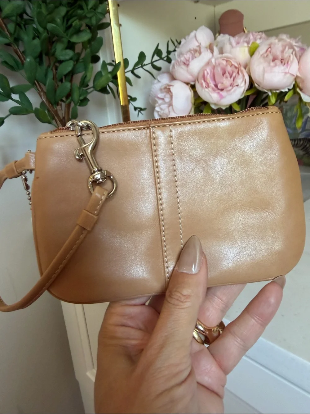 Coach beautiful Tan Leather Wristlet Clutch